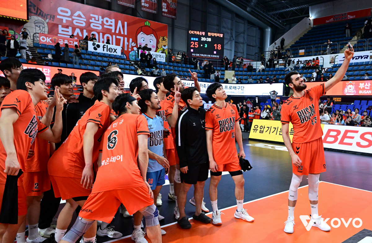'부산행' 판이 뒤집혔다! → OK저축은행 관객 1위 질주! '오픈빨' …