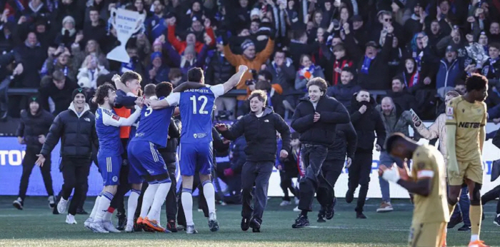 "FA 역사상 최대 이변" 117년 만의 비극. 디펜딩 챔피언 크팰, 6부리그 팀에 덜미. 매클스필드의 환희 "간판 공격수 교통사고 사망 딛고 이룬 쾌거"