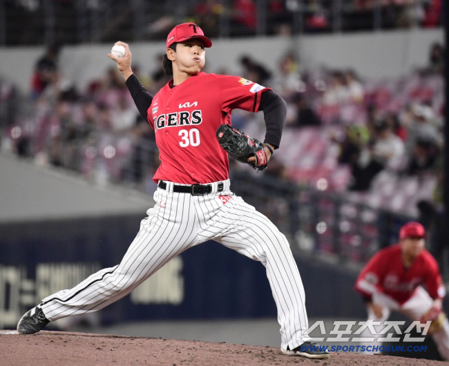 '미쳤다' 156㎞ 던지는데 소속이 없다니…KIA 1R 은퇴 번복하고 돌…