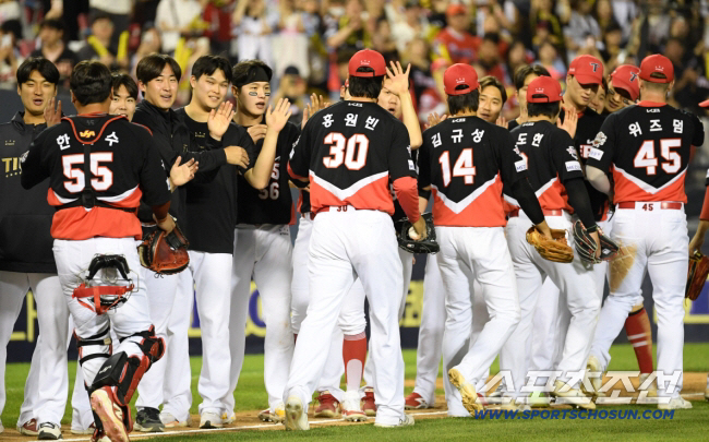 '미쳤다' 156㎞ 던지는데 소속이 없다니…KIA 1R 은퇴 번복하고 돌…