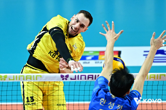 '비예나 817일만 트리플크라운, KB손보, '대행 맞대결' 우리카드 돌풍 잠재우고 3위 탈환[장충리뷰]