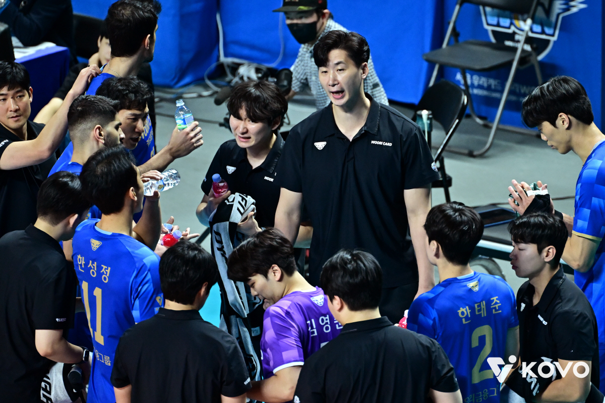 '비예나 817일만 트리플크라운, KB손보, '대행 맞대결' 우리카드 돌…