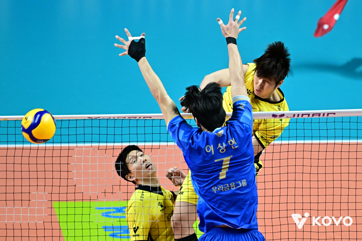 '비예나 817일만 트리플크라운, KB손보, '대행 맞대결' 우리카드 돌…