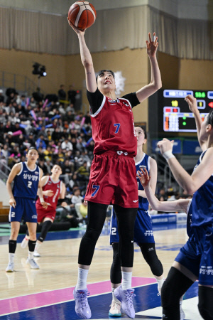 KB스타즈, '트리플 더블' 강이슬과 24득점 올린 박지수 앞세워 공동 2위 복귀