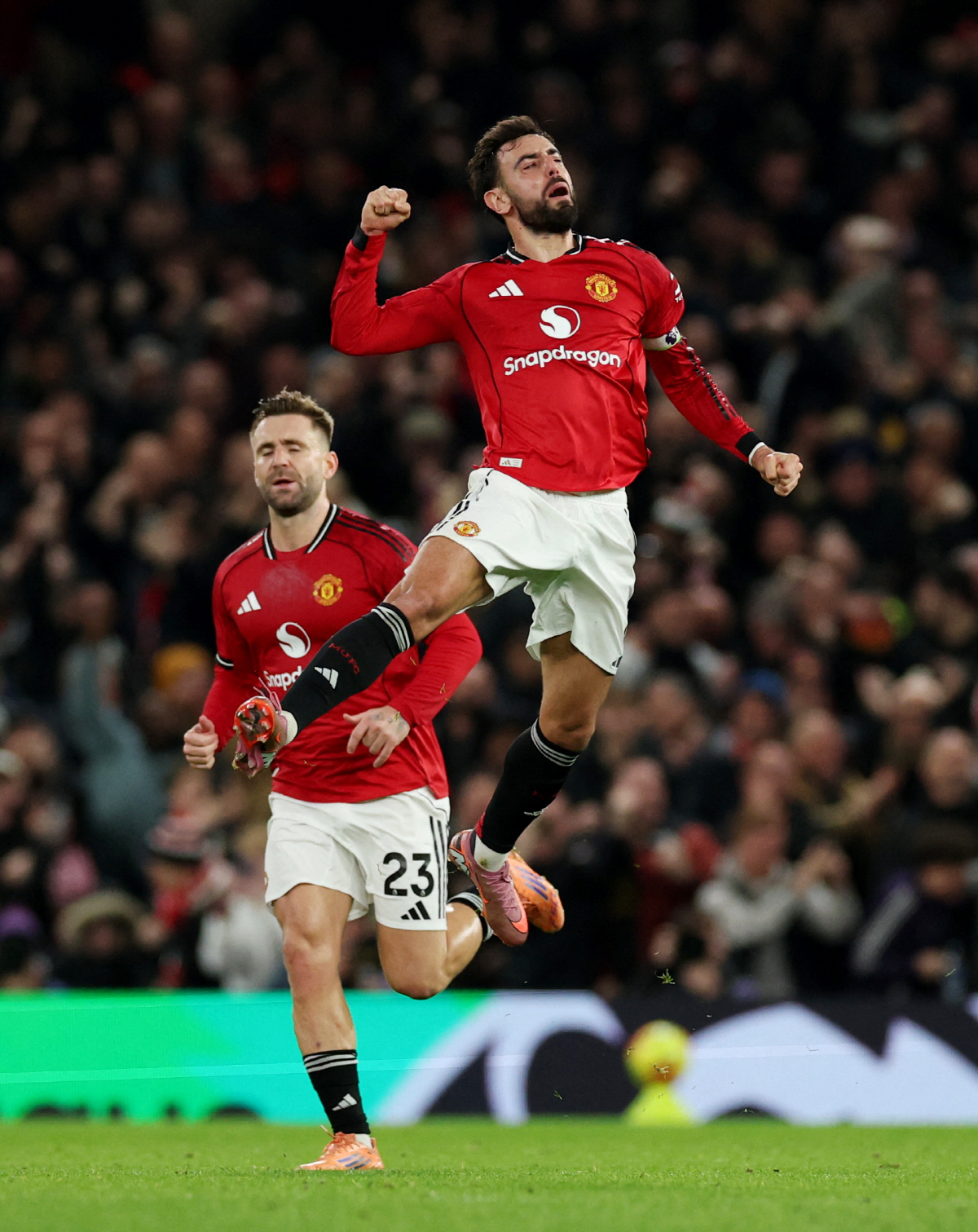 "캡틴, 너까지 나가면 우린 폭망이야" '아모림 경질' 흔들리는 맨유 선…