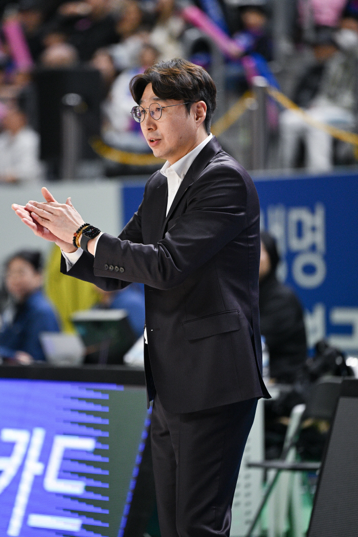 김완수 KB스타즈 감독, "이겼지만 실수가 많이 나온 경기였다"