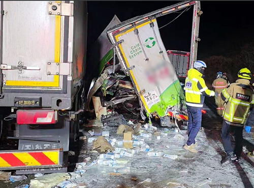 서산영덕고속도로서 화물차 4중 추돌…1명 심정지·3명 중경상