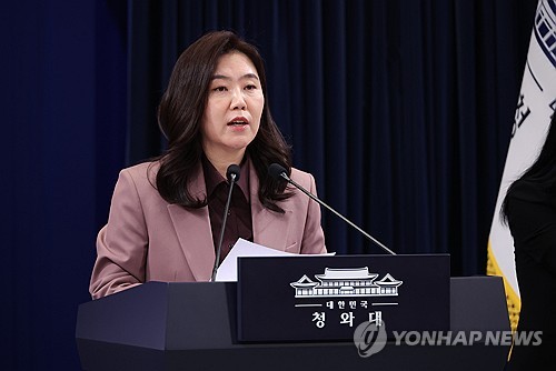 (서울=연합뉴스) 한상균 기자 = 강유정 대변인이 12일 청와대 기자회견장에서 캄보디아 성착취 스캠(온라인 사기)조직원 검거관련 브리핑을 하고 있다. 2026.1.12 xyz@yna.co.kr