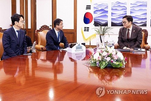 (서울=연합뉴스) 배재만 기자 = 더불어민주당 한병도 신임 원내대표(가운데)가 12일 국회에서 우원식 국회의장을 예방, 얘기를 나누고 있다. 왼쪽은 천준호 신임 원내운영수석부대표. 2026.1.12 [공동취재] scoop@yna.co.kr