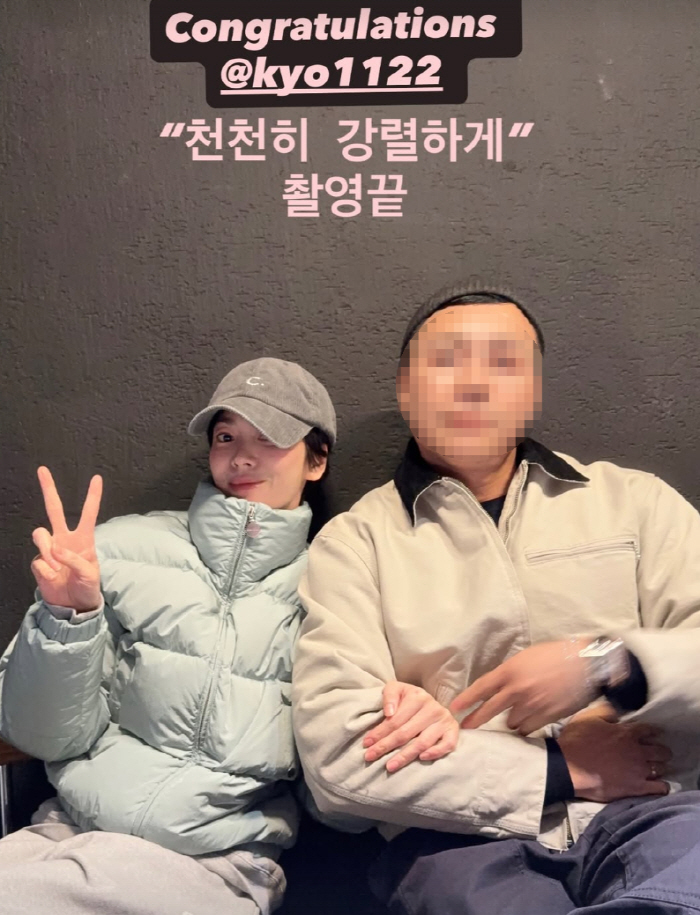 송혜교, 남사친과 팔짱 끼고 오붓 데이트..다정한 투샷