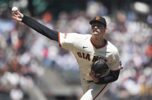 '무려 2m11' 역대 최장신 타이! 日에 巨人 투수 뜬다…韓 기록은?