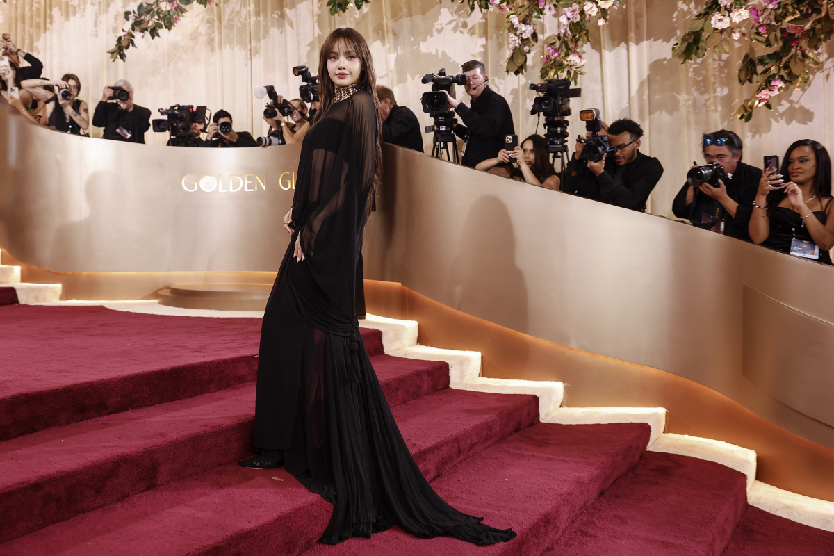 [SC이슈] 블랙핑크 리사, 존재감이 미쳤다..美골든글로브 시상자로 레드…