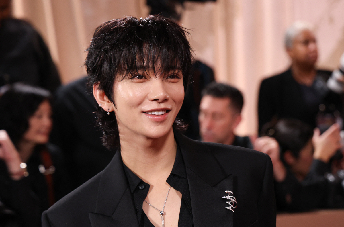 [SC이슈] 블랙핑크 리사, 존재감이 미쳤다..美골든글로브 시상자로 레드…