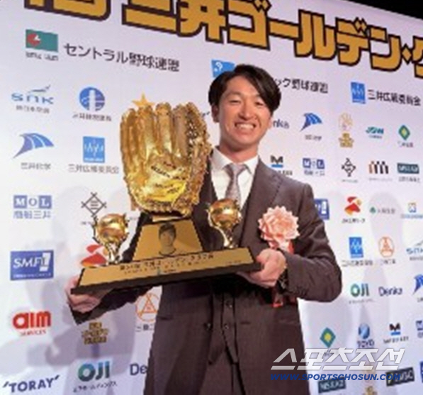 1.5톤 트럭 뒤에 올라 20분 우승 퍼레이드, 오직 한 사람만을 위한 …