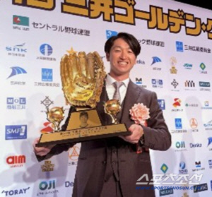 1.5톤 트럭 뒤에 올라 20분 우승 퍼레이드, 오직 한 사람만을 위한 1월의 축하 이벤트, 섬 주민 10분의 1이 운집해 환호[민창기의 일본야구]