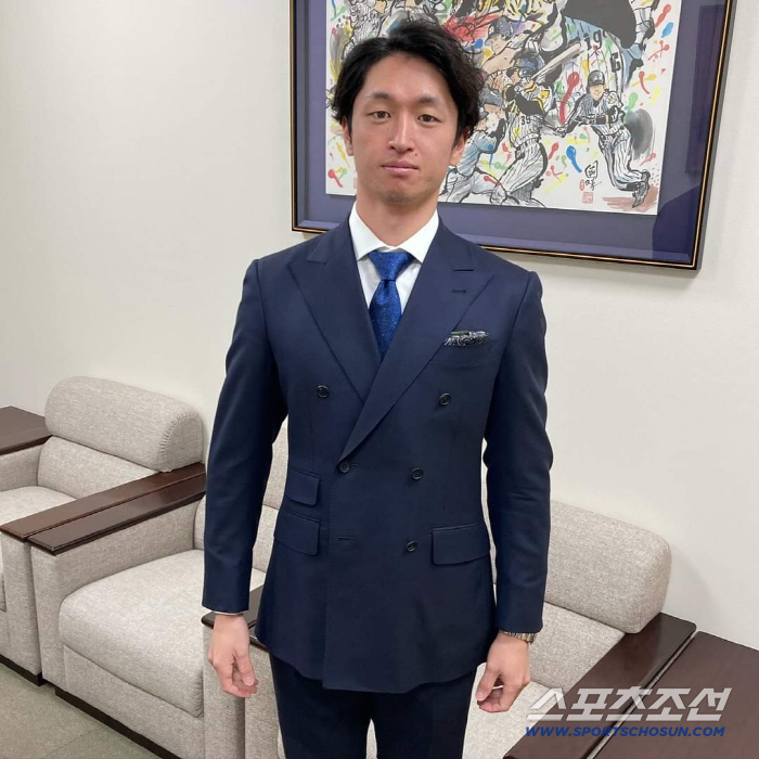 1.5톤 트럭 뒤에 올라 20분 우승 퍼레이드, 오직 한 사람만을 위한 …