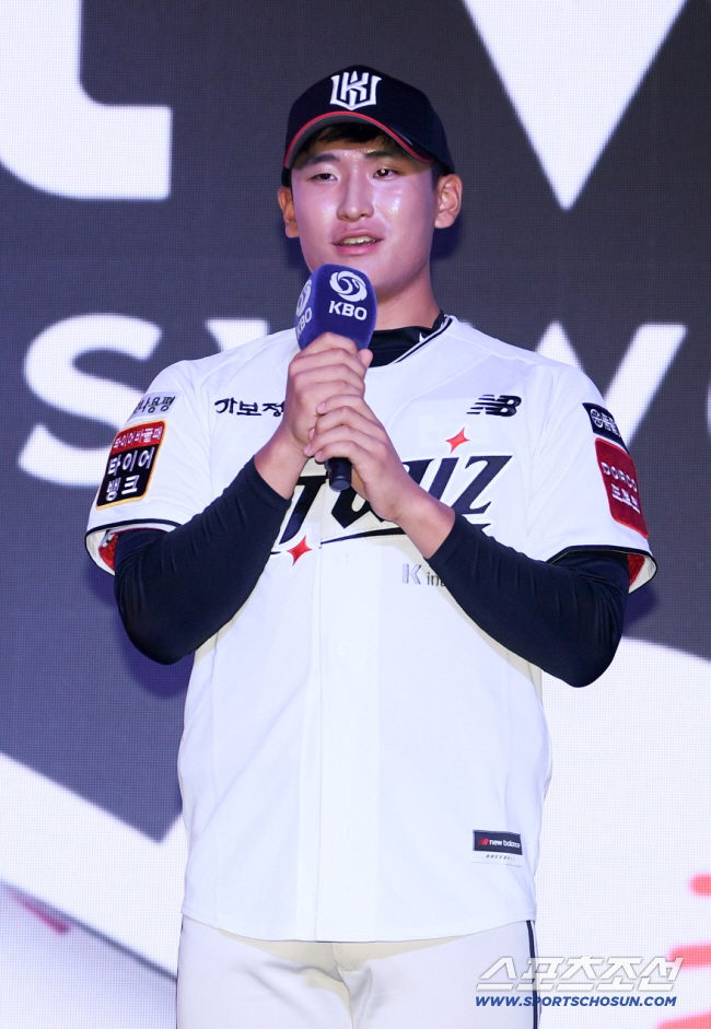 폰세 4관왕 만든 '그 구종' 준비완료!…"정우주 닮고파" 전학 결정한 …