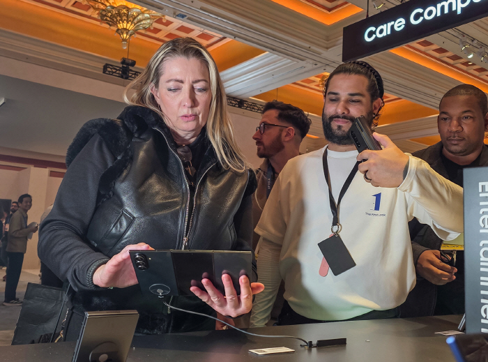 '삼성 갤럭시 Z 트라이폴드' 씨넷 CES 2026 최고 제품 선정