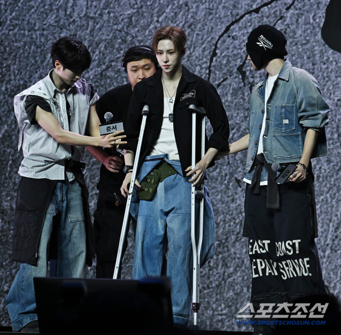 알파드라이브원 아르노, 데뷔 쇼케이스서 목발 투혼…"경미한 부상"