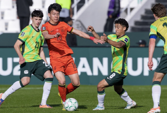"中 축구 역사적 순간!" 호주 잡고 1위 등극, 중국 두 손 불끈…'최…