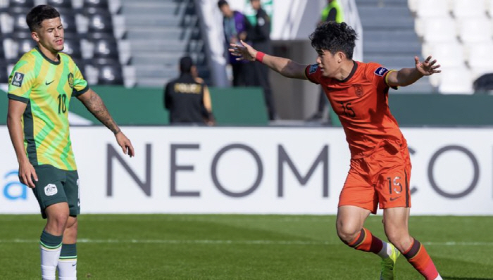 "中 축구 역사적 순간!" 호주 잡고 1위 등극, 중국 두 손 불끈…'최…