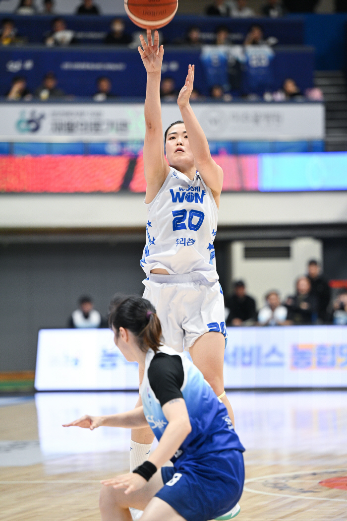 [현장리뷰]'2쿼터 30점 폭발' 우리은행 3연승 질주, '최하위' 신한은행에 8연패 안겨...2위 경쟁 복귀