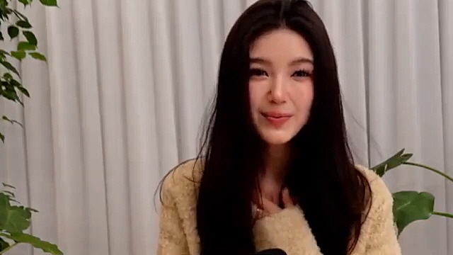 [종합] '나홀로 계약해지' 다니엘, 팬心에 눈물 호소?…'라방' 진행→…