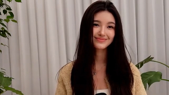 [종합] '나홀로 계약해지' 다니엘, 팬心에 눈물 호소?…'라방' 진행→…