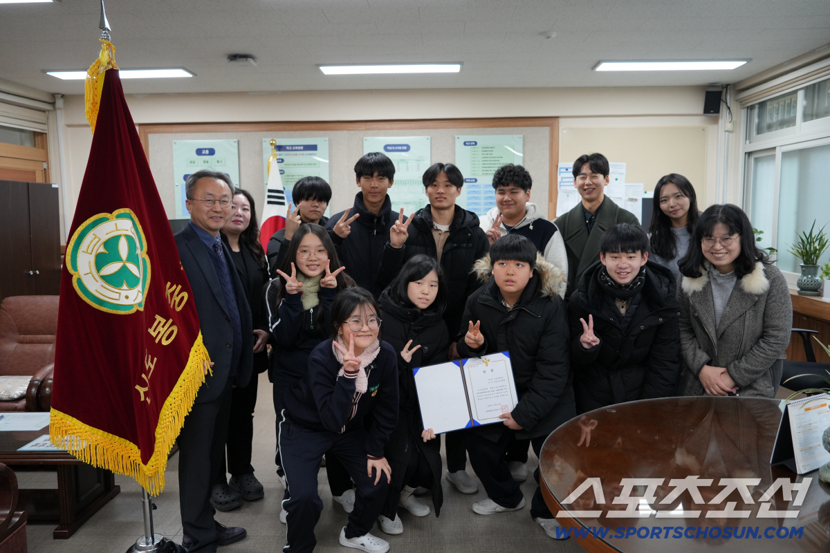 "누나들 응원에 힘 번쩍!" 신도봉중 서울림 아이들이 만든 '별의 순간'…