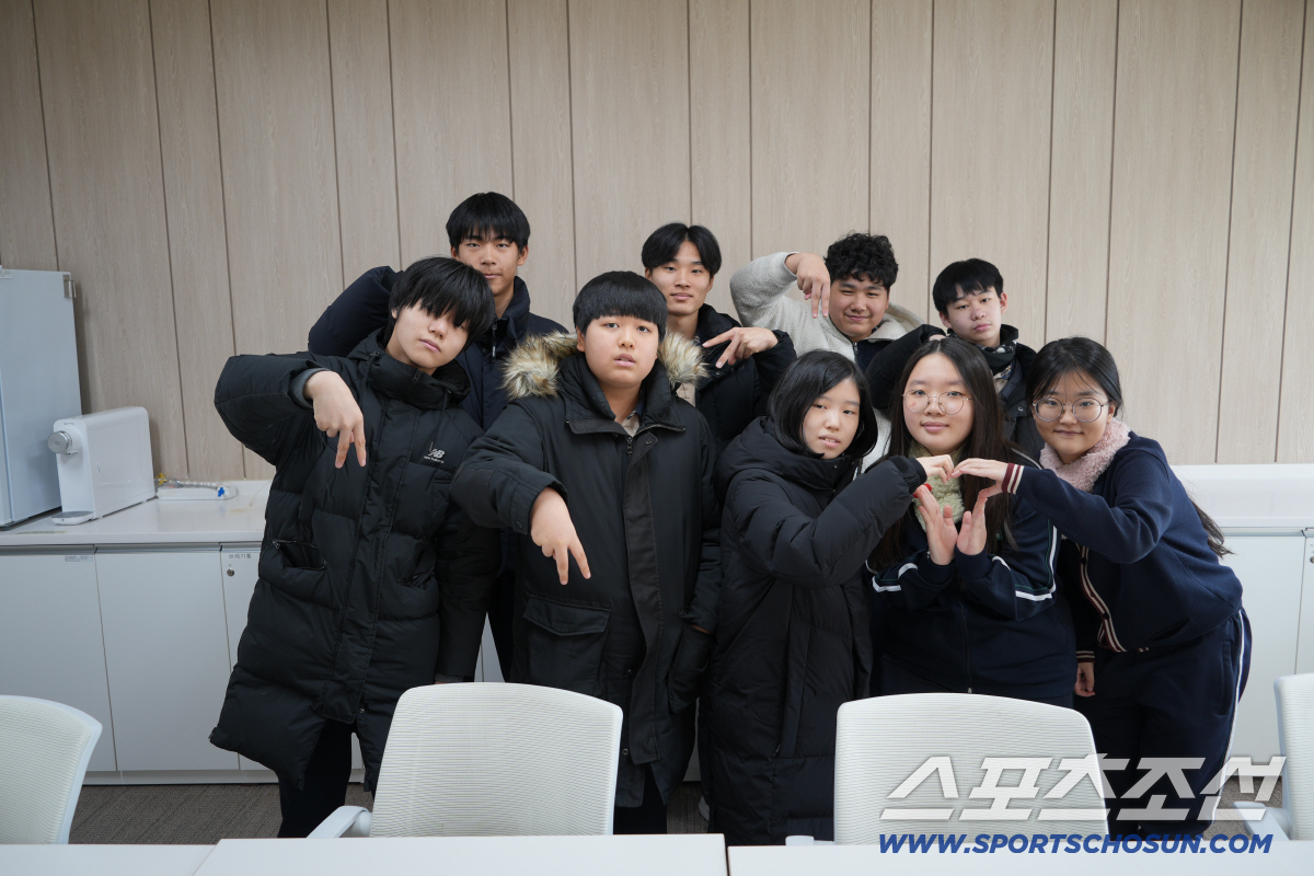 "누나들 응원에 힘 번쩍!" 신도봉중 서울림 아이들이 만든 '별의 순간'…