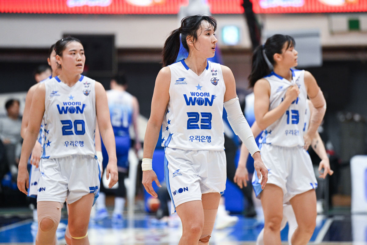 위성우 감독 '플랜B' 딱 맞아떨어졌다! "선수들 대견하다" 우리은행 3…