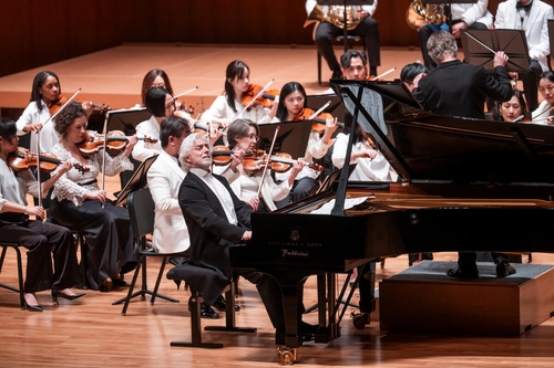 지메르만 "공연날 연주곡 결정"…유럽 클래식엔 "잠에서 깨어나야"