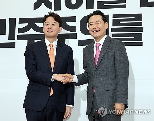 (서울=연합뉴스) 배재만 기자 = 국민의힘 장동혁 대표와 개혁신당 이준석 대표가 13일 국회 국민의힘 당대표 회의실에서 만나 악수하고 있다. 2026.1.13 scoop@yna.co.kr