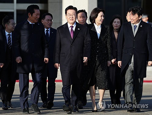 (성남=연합뉴스) 김도훈 기자 = 한일 정상회담을 위해 일본 나라현을 방문하는 이재명 대통령이 13일 성남 서울공항에서 공군 1호기로 이동하고 있다. 2026.1.13 superdoo82@yna.co.kr