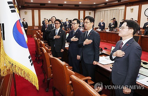 (서울=연합뉴스) 이정훈 기자 = 김민석 국무총리와 국무위원들이 13일 서울 종로구 정부서울청사에서 열린 국무회의에서 국기에 경례하고 있다. 2026.1.13 uwg806@yna.co.kr