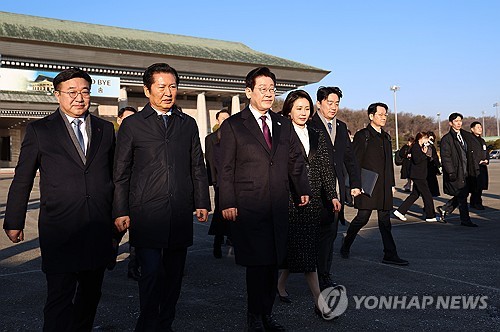 (성남=연합뉴스) 김도훈 기자 = 한일 정상회담을 위해 일본 나라현을 방문하는 이재명 대통령이 13일 성남 서울공항에서 공군 1호기로 이동하고 있다. 2026.1.13 superdoo82@yna.co.kr