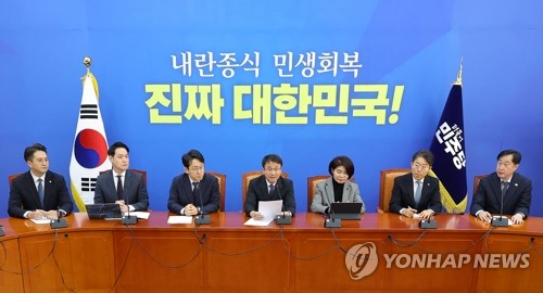 (서울=연합뉴스) 황광모 기자 = 더불어민주당 한병도 원내대표가 13일 서울 여의도 국회에서 열린 원내대책회의에서 발언하고 있다. 2026.1.13 hkmpooh@yna.co.kr