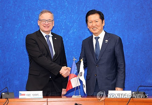 (서울=연합뉴스) 배재만 기자 = 더불어민주당 정청래 대표가 13일 국회 당 대표 회의실에서 이반 얀차렉 주한체코대사를 만나 악수하고 있다. 2026.1.13 scoop@yna.co.kr