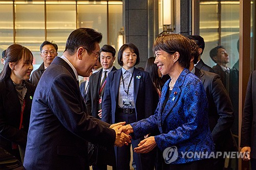李대통령, 일본 도착…다카이치, 숙소 앞서 李대통령 직접 맞아(종합)