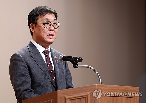 문체장관 "예술활동증명 신속 처리·창작지원금 공정심사" 주문