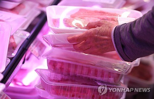(서울=연합뉴스) 김도훈 기자 = '2024 대한민국 쓱데이' 행사가 진행된 3일 서울 용산구 이마트 용산점을 찾은 고객이 정육코너에서 고기를 고르고 있다. 2024.11.3 superdoo82@yna.co.kr