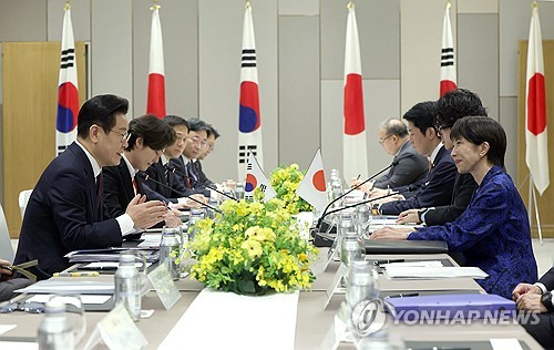 (나라=연합뉴스) 김도훈 기자 = 이재명 대통령과 다카이치 사나에 일본 총리가 13일 일본 나라현 정상회담장에서 확대 회담을 하고 있다. 2026.1.13 superdoo82@yna.co.kr
