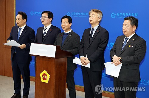 (광주=연합뉴스) 조남수 기자 = 13일 오후 광주광역시의회에서 임택 동구청장(왼쪽부터), 문인 북구청장, 박병규 광산구청장, 김이강 서구청장, 김병내 남구청장 등 광주시 구청장협의회가 광주시ㆍ전남도 행정통합에 대한 입장을 발표하고 있다. 2026.1.13 iso64@yna.co.kr