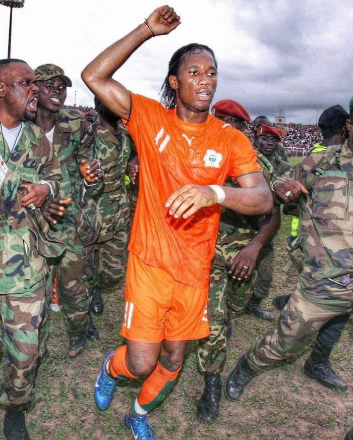 박지성, 호날두, 메시, 손흥민도 이렇게 못했다..."전쟁 멈춰주세요" 축구계 유일 사건 재조명