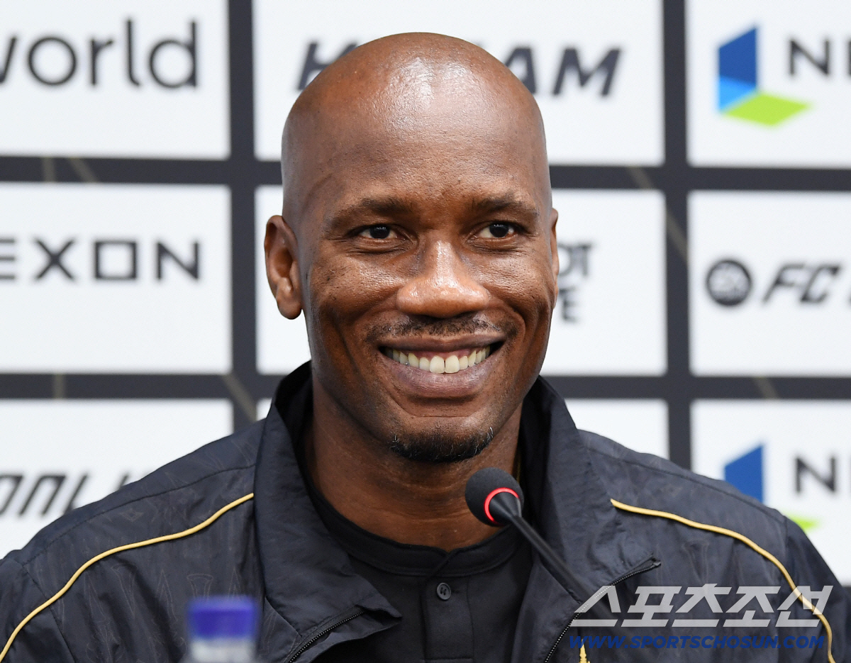 박지성, 호날두, 메시, 손흥민도 이렇게 못했다..."전쟁 멈춰주세요" …