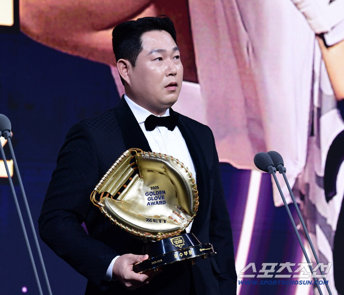 2년 15억 걷어찼는데 미계약 위기. 그런데 2년 42억원을 뿌리칠 수 있다고? KBO 최고 포수가 태풍을 몰고온다