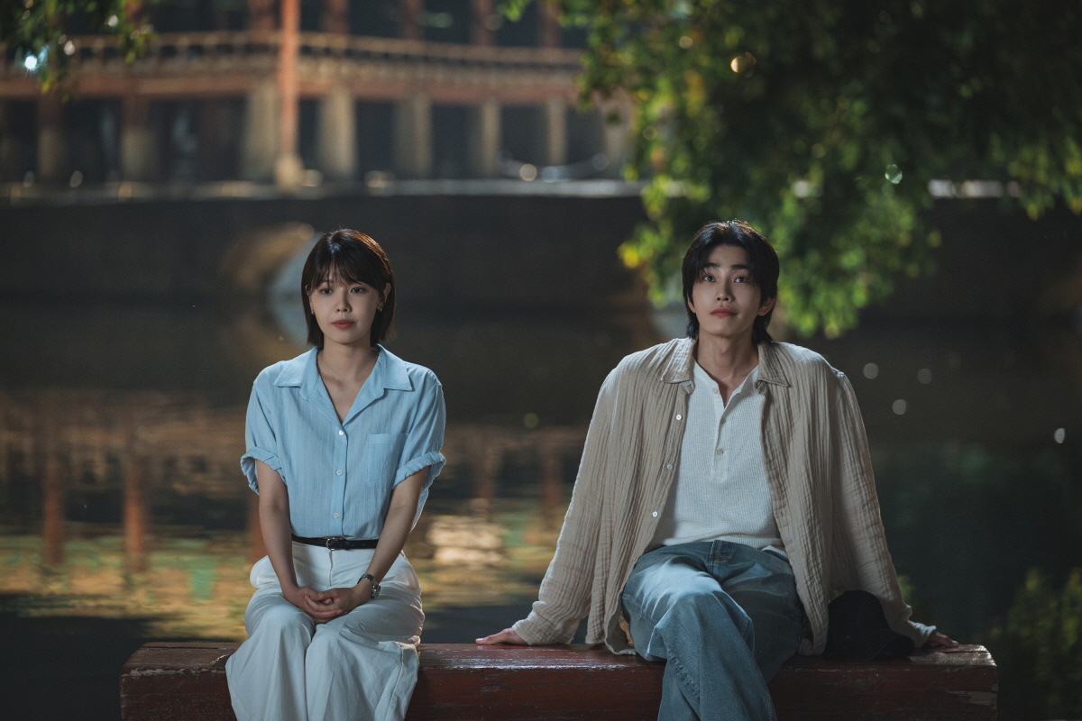 최수영, 심야 데이트♥ 포착됐다...빗속 스킨십까지 '달라진 공기' (아…