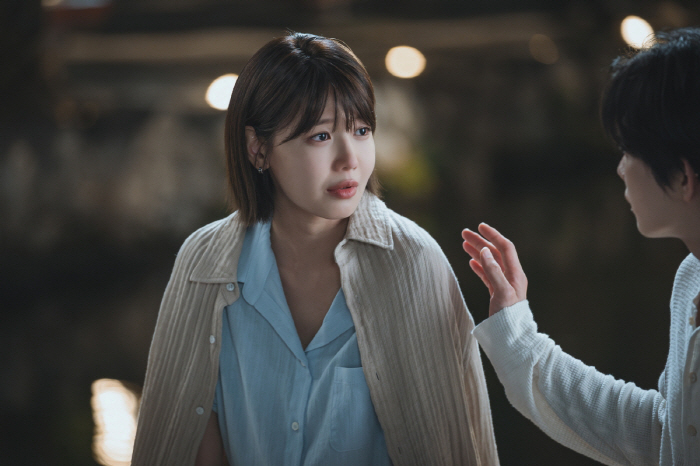 최수영, 심야 데이트♥ 포착됐다...빗속 스킨십까지 '달라진 공기' (아이돌아이)