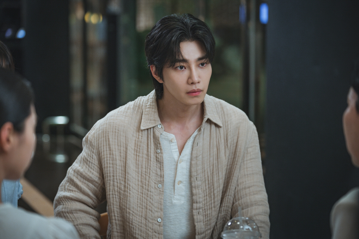 최수영, 심야 데이트♥ 포착됐다...빗속 스킨십까지 '달라진 공기' (아…