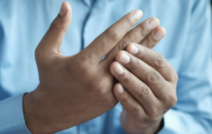 목 통증, 팔과 손가락까지 저리다면 '이 질환' 의심